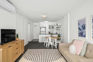 Central South Bank Apt with Pool, Hot Tub & Parking - 9