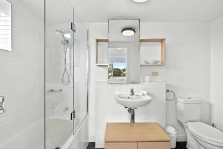 Central South Bank Apt with Pool, Hot Tub & Parking - 2