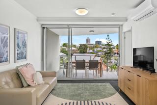 Central South Bank Apt with Pool, Hot Tub & Parking - 0