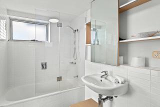 Central South Bank Apt with Pool, Hot Tub & Parking - 3