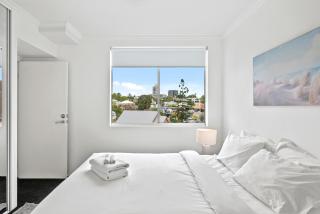 Central South Bank Apt with Pool, Hot Tub & Parking - 8