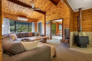 3KM To Downtown And Waterfront. Sunny Deck With Views From Hilliside Home - 9