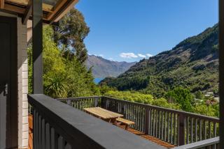 3KM To Downtown And Waterfront. Sunny Deck With Views From Hilliside Home - 8