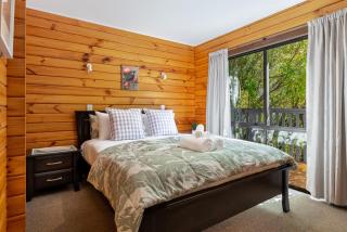 3KM To Downtown And Waterfront. Sunny Deck With Views From Hilliside Home - 6