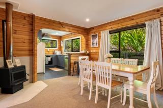 3KM To Downtown And Waterfront. Sunny Deck With Views From Hilliside Home - 3