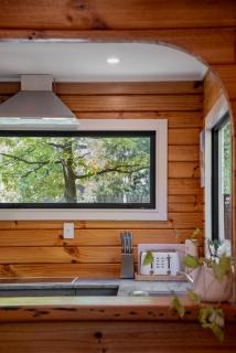 3KM To Downtown And Waterfront. Sunny Deck With Views From Hilliside Home - 1