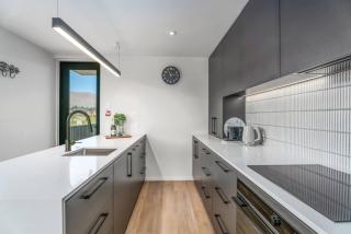 Stylish & Modern Wanaka Townhouse - Your Dream Holiday Awaits - 9