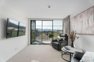 Stylish & Modern Wanaka Townhouse - Your Dream Holiday Awaits - 2