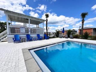 Destin Condo - Sleeps 8 - 3 Pools - Walk To Beach - 8