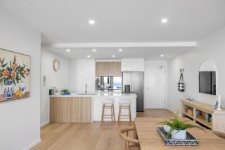 Beachside 3-bed apartment with Ocean Views - 2