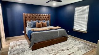 Guys Night Out WinStar Bachelor King Bed - 8