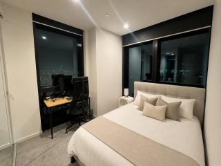 Luxury City Southbank Escape With Pool Gym and Skyline Views - 7
