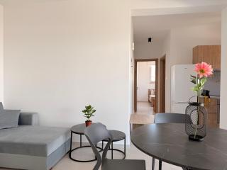 Esmee In, Engomi - 3