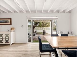 Pepper Cottage - Easy Beachside Living Close to Town - 1