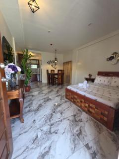 ASHBURN'S TRANSIENT - URBIZTONDO, PRIVATE AC & FAMILY ROOMS, 5-min drive to SURF AREA - 8