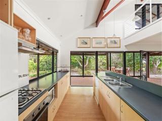 Sailors Hill Retreat - Bushland Living by the Coast - 8