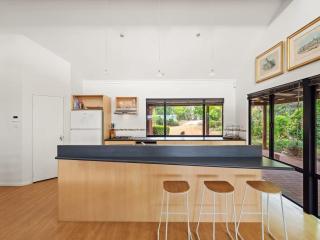 Sailors Hill Retreat - Bushland Living by the Coast - 1