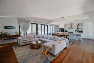 Coastal Heights - Stylish Pool Paradise for Families - 9