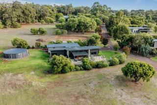Wildwood - Luxe Vineyard Retreat with Tranquil Views - 9