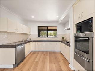 Bluewater Retreat - Pet-Friendly Coastal Oasis - Broadwater - 8