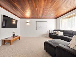 Bluewater Retreat - Pet-Friendly Coastal Oasis - Broadwater - 9