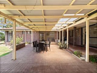 Bluewater Retreat - Pet-Friendly Coastal Oasis - Broadwater - 3