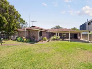 Bluewater Retreat - Pet-Friendly Coastal Oasis - Broadwater - 2