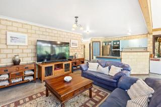 Eagle Bay Beach Lodge - Escape to Coastal Serenity - 4