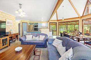 Eagle Bay Beach Lodge - Escape to Coastal Serenity - 3