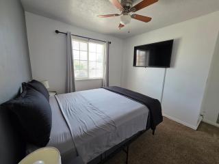 Private Queen Room 12 minutes from SLC Airport free Wifi - 7