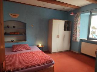 Gemütliches Zimmer in bewohntem Familienhaus direkt am Fluss malerischer Ort Bad und Küche geteilt - 6