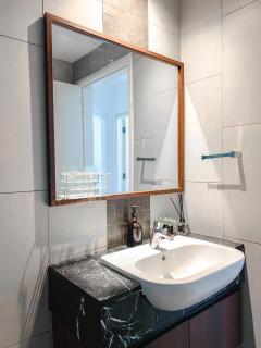 Spacious Seaview Family Suite for 8-12 Guests near Gurney - 8