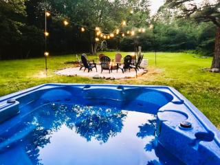 Pocono Mountain Escape - Steps to Lake- Hot Tub - Games- 9 Mins to Ski Slopes! - 9