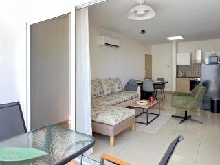 Azure Nest Oroklini 2br shared pool - free parking - 5