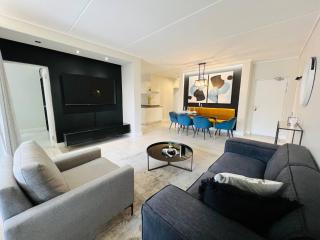 Luxurious 3-Bedroom Apartment in Johannesburgs Waterfall Area - 0