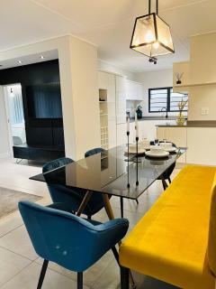 Luxurious 3-Bedroom Apartment in Johannesburgs Waterfall Area - 2