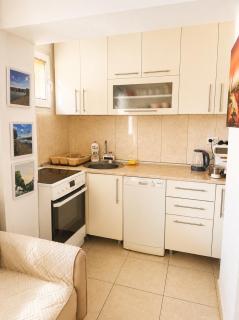 Central Comfort Apartment 5 Minute Walk to Beach, Free Parking, 2 BR - 2