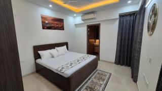 Luxury Gurgaon Stay 3BHK Balconies & Parking - 2