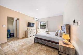 LUXE 3BR and 3BA Villa w Pool Villa Leone by Bocobay - 8