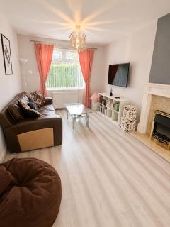 Comfortable 2-Bed House Garden Free Parking Leeds - 0