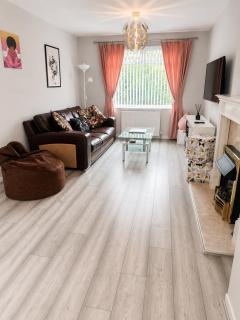 Comfortable 2-Bed House Garden Free Parking Leeds - 6