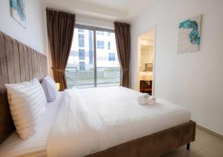 Stunning Coastal Upgraded Duplex by Island Properties in Pacific tower - 1