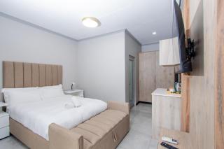 LEYDS ON 99 LUXURY Guesthouse - 1