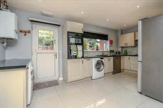 Spacious detached house with garden & parking - 3