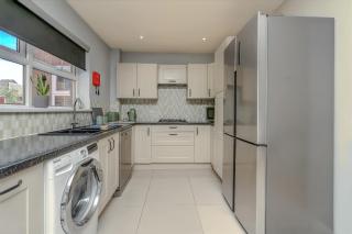 Spacious detached house with garden & parking - 2