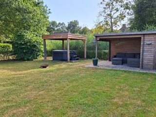 Vakantiewoning met overdekte, voorverwarmde jacuzzi in grote tuin - 5