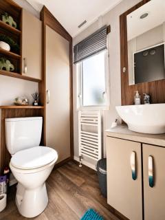 The Beach Lodge inside Parkdean Camber Sands Resort - Parking, Decking, Fast Wi-Fi - 4
