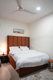 Spacious 2 bedroom Apartment - 8