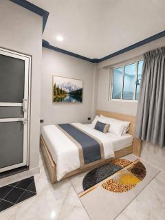 The Skyline Hotel - 3
