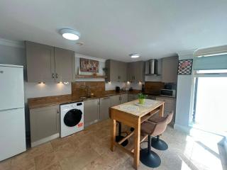 Elegant 4BDR 4BA Luxury Home Heart of Rathmines - 9